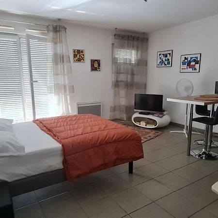 Beau Studio Tout Confort Au Calme Avec Parking . Διαμέρισμα Βιλερμπάν Εξωτερικό φωτογραφία